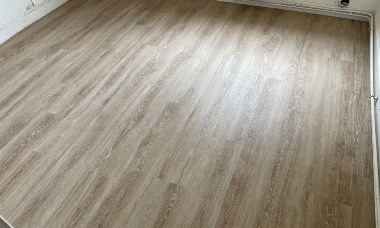 Pose de parquet flottant PVC à Roanne 